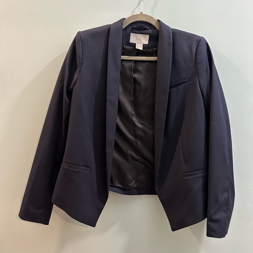 Cute cropped no-button open blazer! A couple blemishes as seen in photos